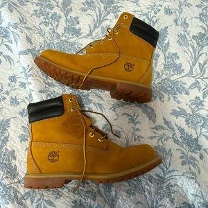 Women’s 8 1/2 timbs. Barely worn